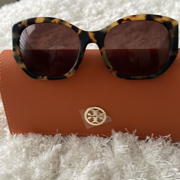 Tory Burch Sunglasses - Picture 6 of 7